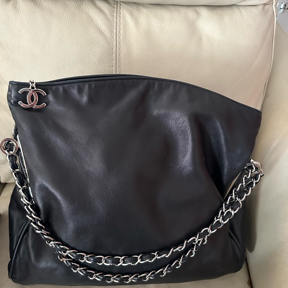 CHANEL bag , like new , AUTHENTIC lambskin ultimate soft leather shoulder bag - Picture 12 of 15